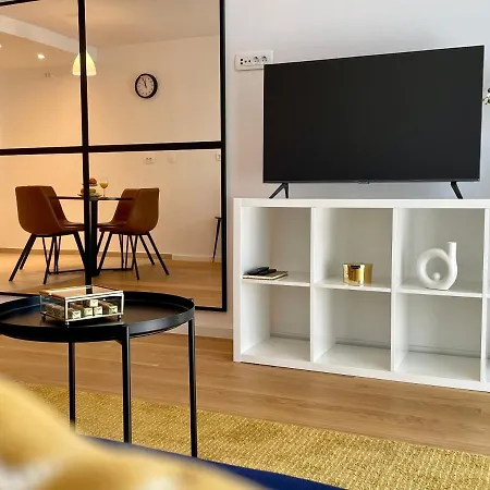 Daire Laus Iii , Brand New Lovely One-bedroom *